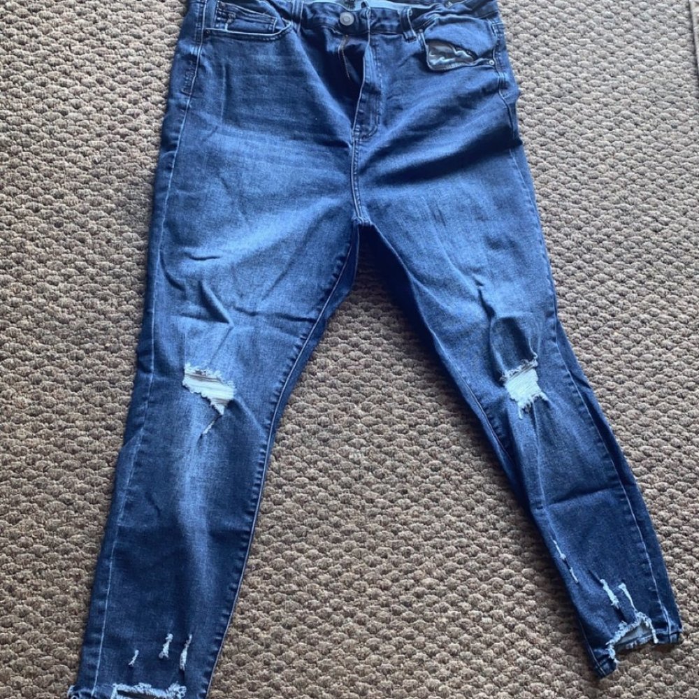 FashionNova : Dark Denim Ripped Jeans